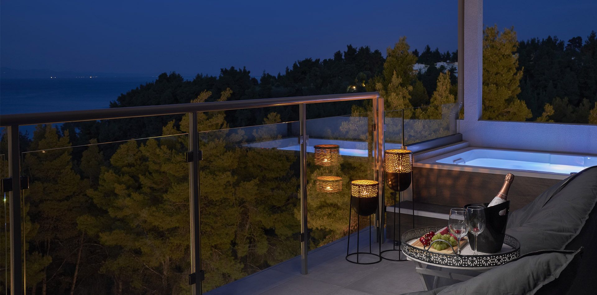 Honeymoon suite with outdoor hot tub and panoramic sea view | Mirabilia ...